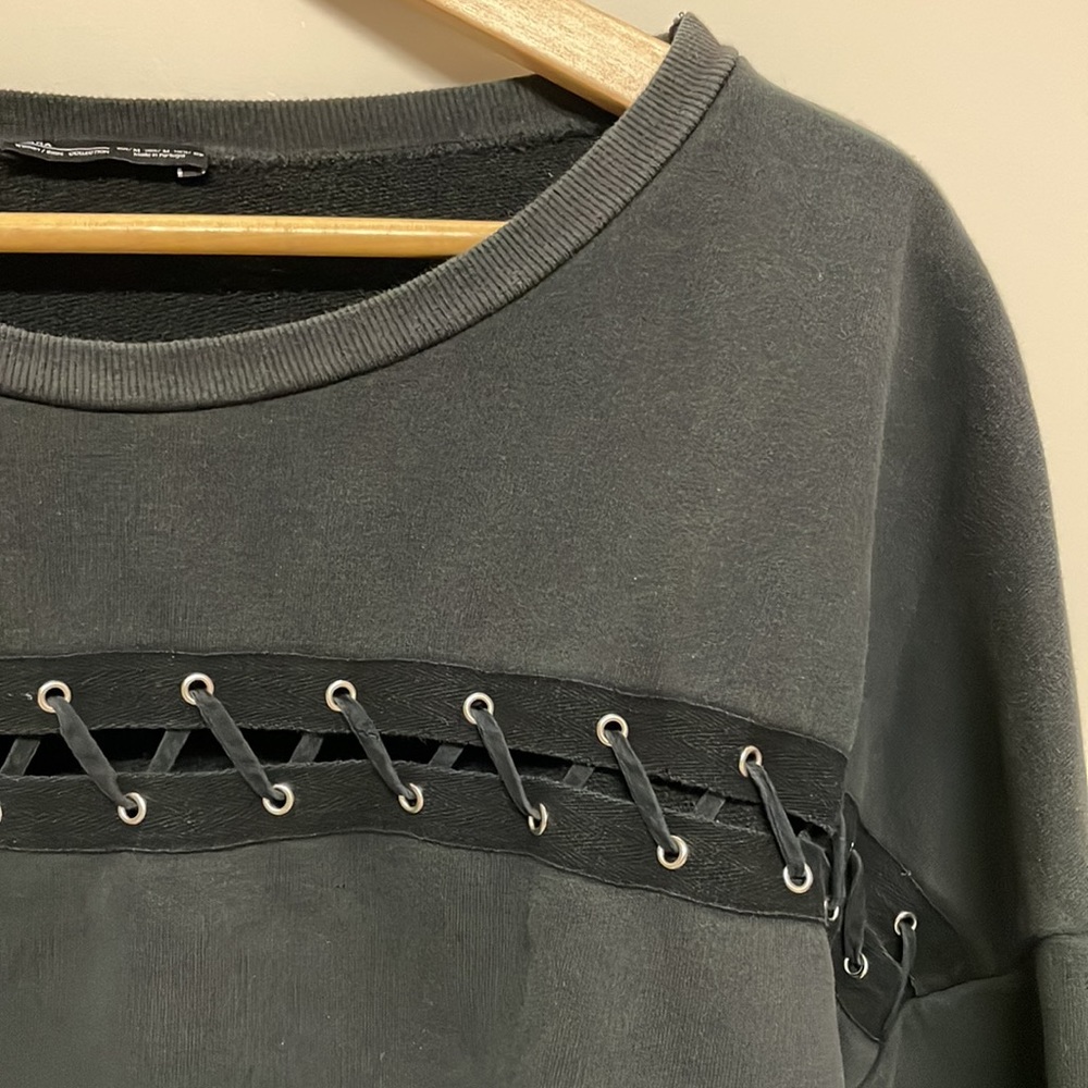 Zara Woman Basic Collection black cropped sweatshirt